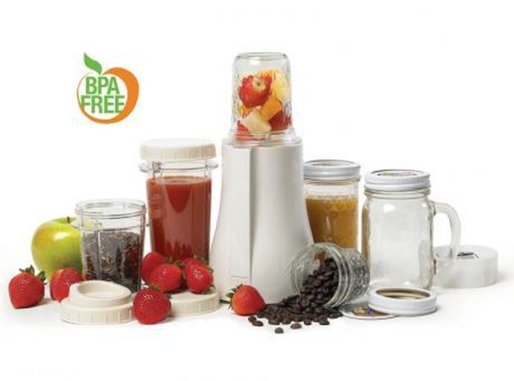 Keukenblender met ingrediënten en potten