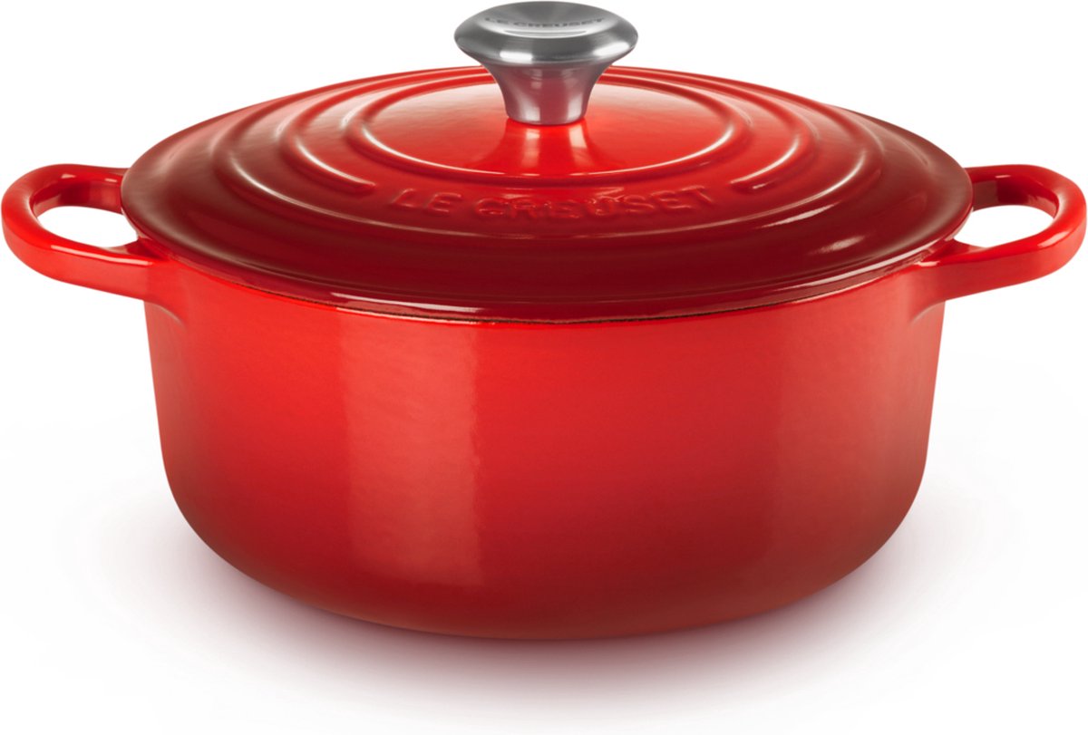 Rode gietijzeren braadpan met deksel en handgrepen.