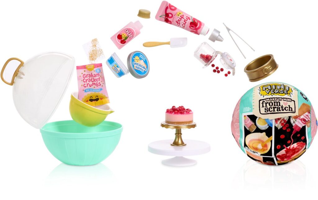 Mini keuken set met ingrediënten en taart