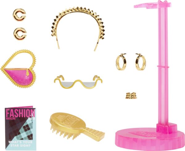 Accessoires: gouden sieraden en roze standaard