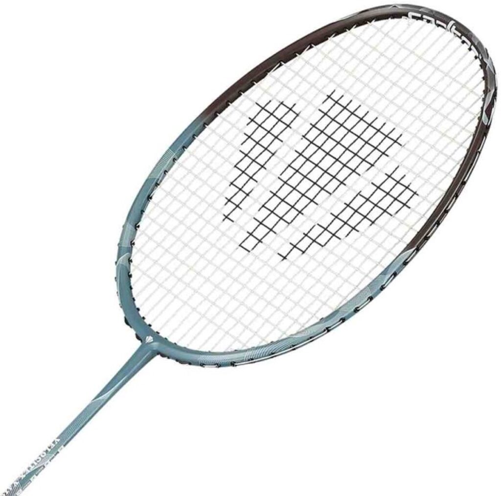 Badmintonracket met bespannen snaren op witte achtergrond