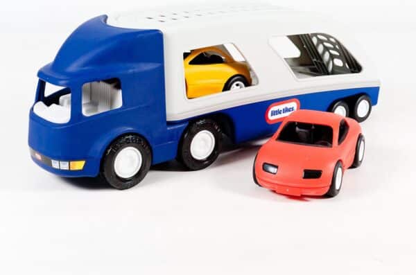 Blauw speelgoedvrachtwagen met speelgoedauto's.