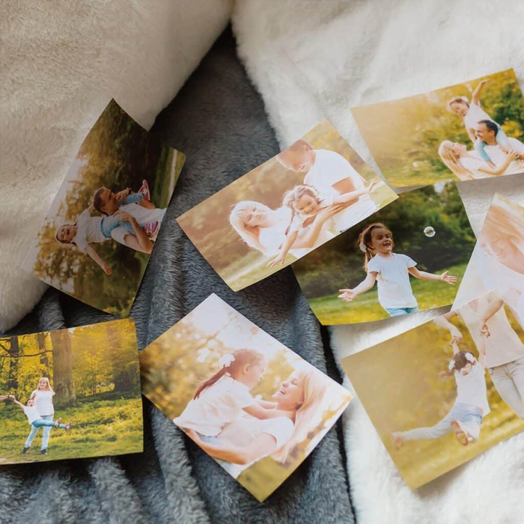 Familiefoto's verspreid op deken.