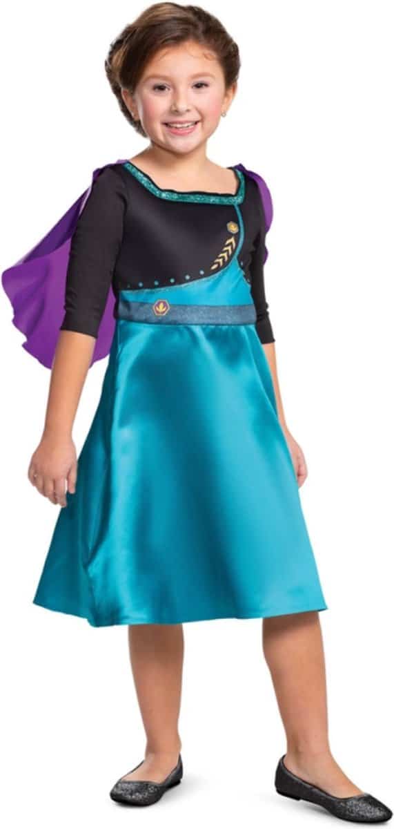 Kind in blauwe prinsessenjurk met paarse cape