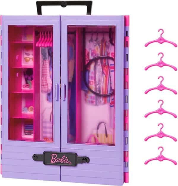 Paarse Barbie-kast met kleding en roze hangers.