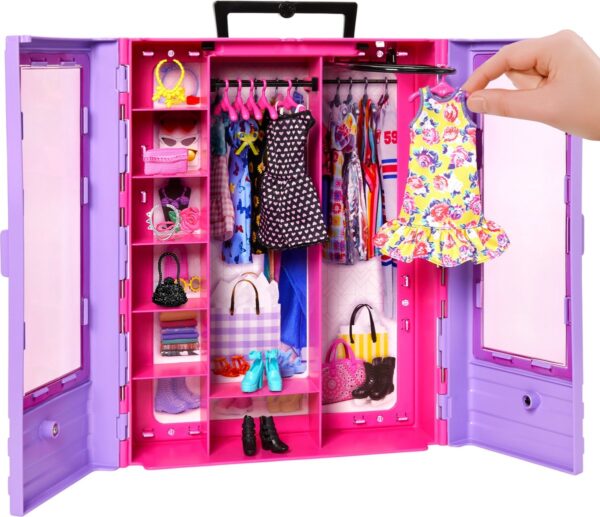 Barbie-kast met jurken en accessoires.