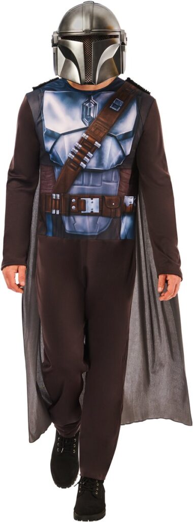 Persoon in metalen helm en cape kostuum.