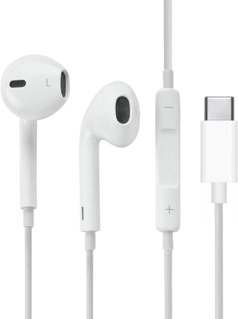 Witte oortjes met USB-C aansluiting en bediening.