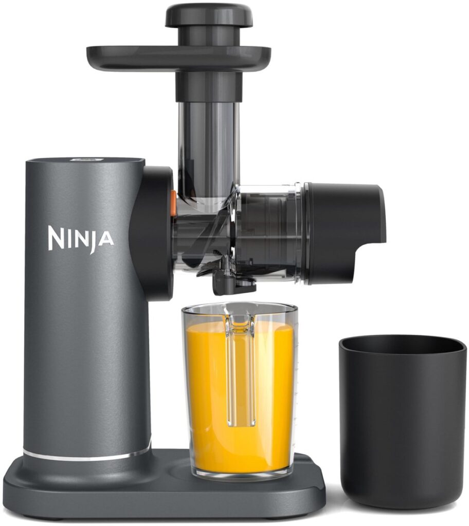 Ninja slowjuicer met glas sinaasappelsap