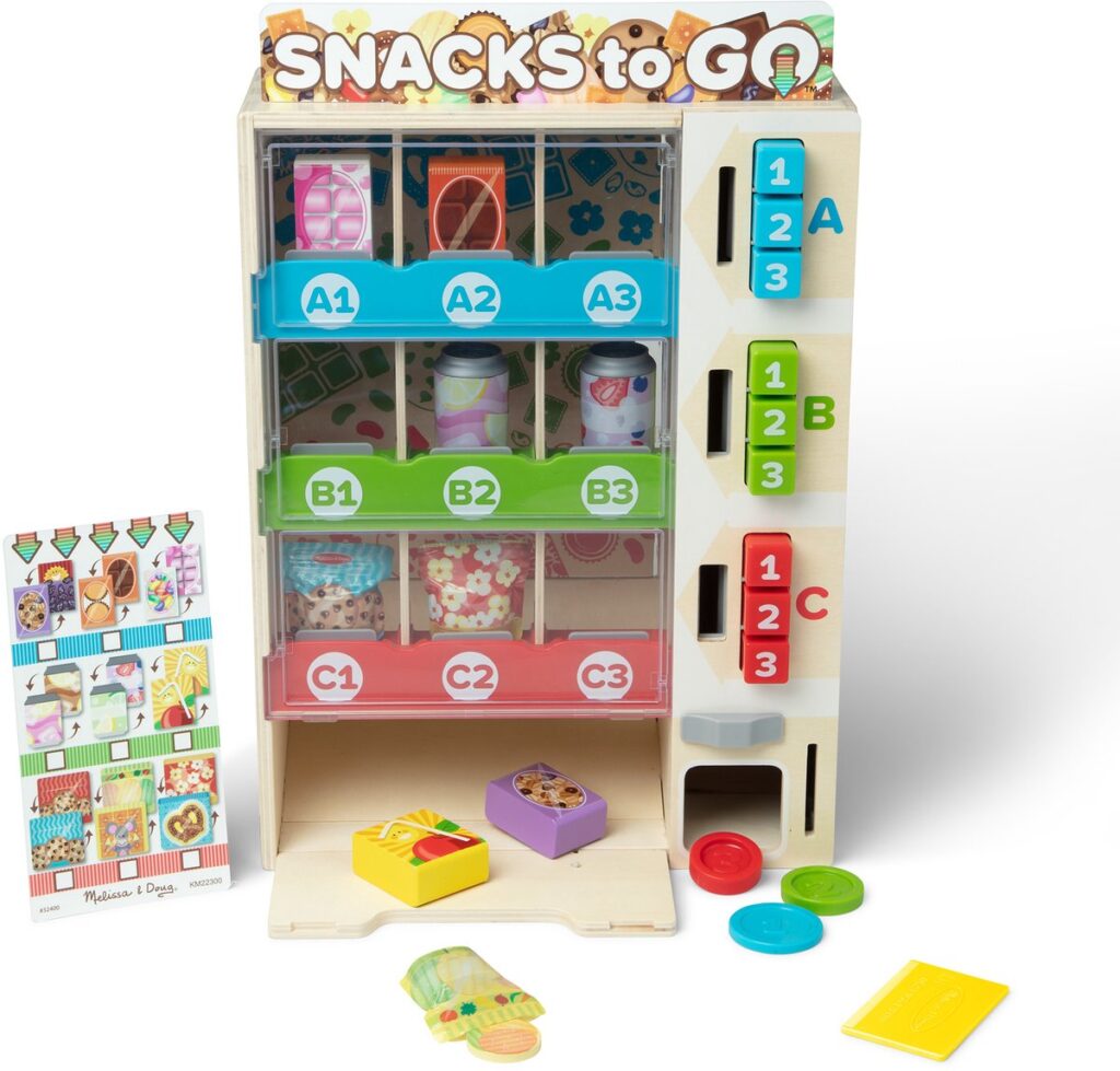 Houten speelgoed snackautomaat met kleurrijke snacks.