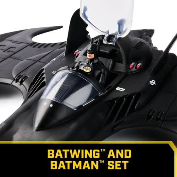 Batman-figuur in Batwing-speelgoedvliegtuig