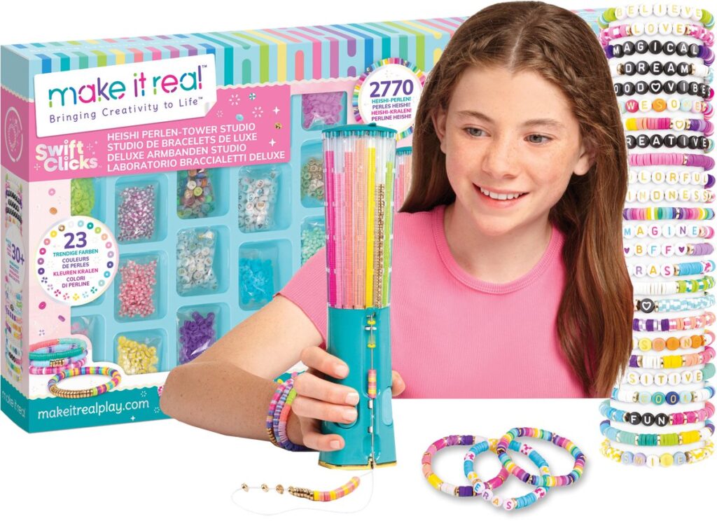 Meisje met kralenarmbanden en creatief sieradenset.