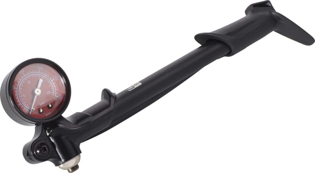 Fietspomp met drukmeter, zwart en rood ontwerp.