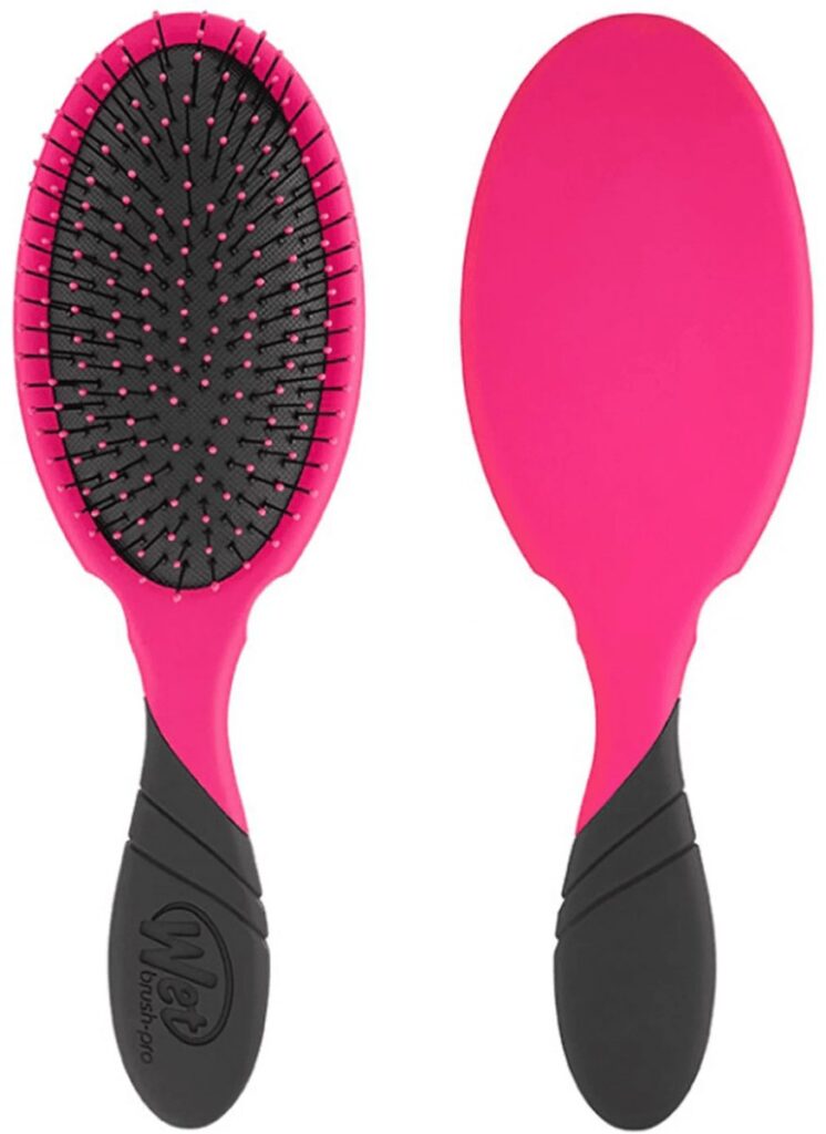 Roze haarborstel met zwarte handgreep