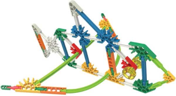 K'NEX bouwwerk met felgekleurde onderdelen