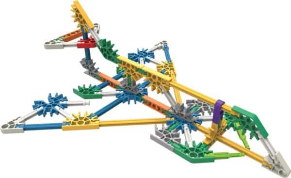 K'NEX model van kleurrijk vliegtuig gemaakt van staven en verbindingsstukken.