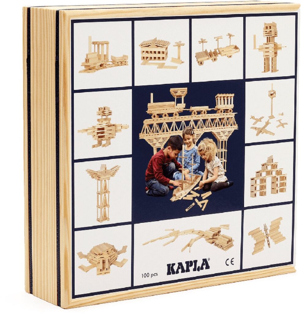 Kinderen bouwen met Kapla houten blokken.