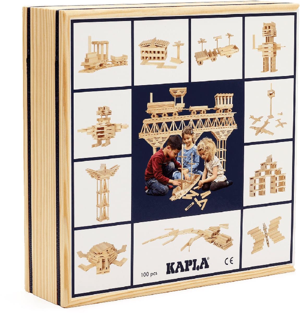 Kinderen bouwen met Kapla houten blokken.