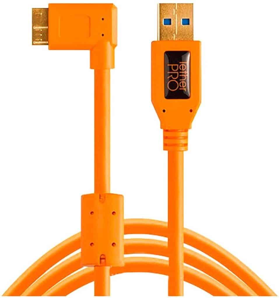 Oranje USB-kabel met hoekstekker en normaal uiteinde.