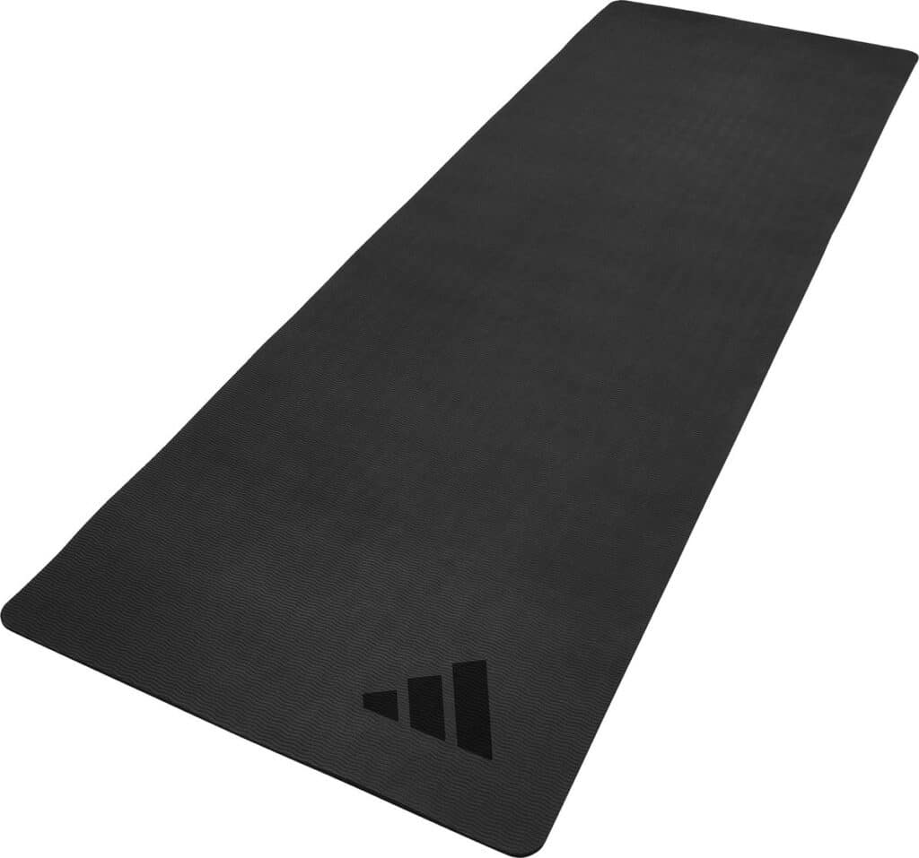 Zwarte yogamat met logo op de hoek