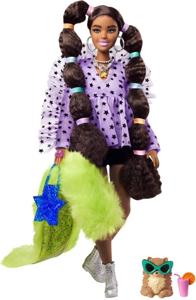 Pop met sterrenjurk en groene tas.