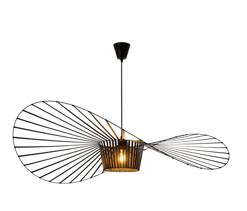 Moderne metalen hanglamp met unieke vormgeving.
