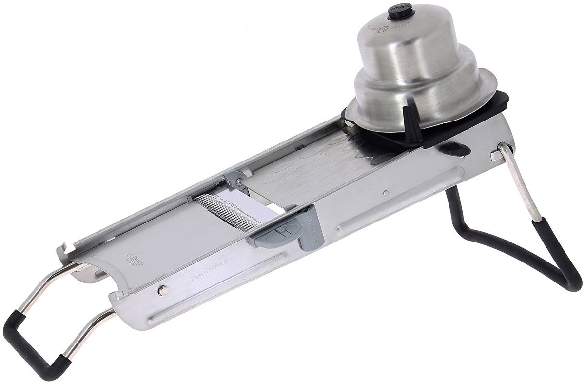 RVS mandoline voor groenten snijden in keuken.