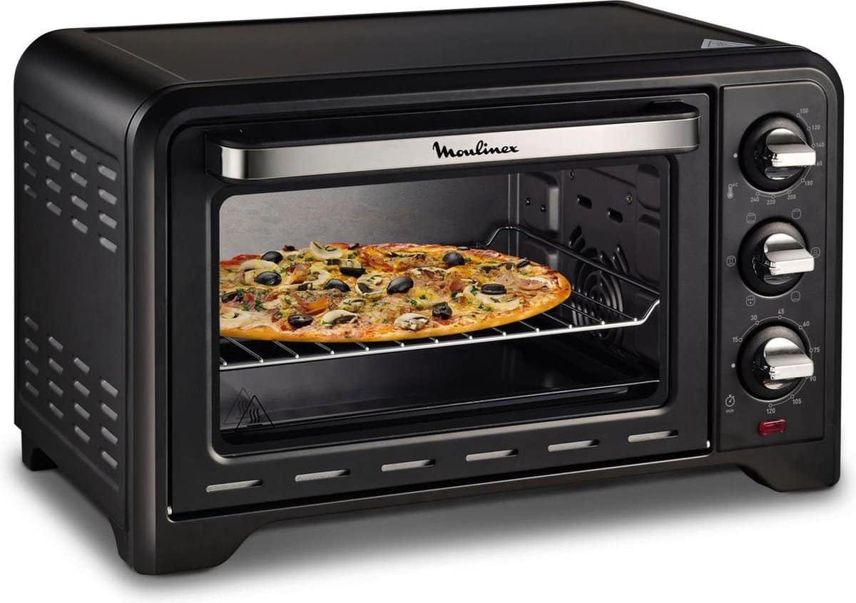 Elektrische oven met pizza op rek.