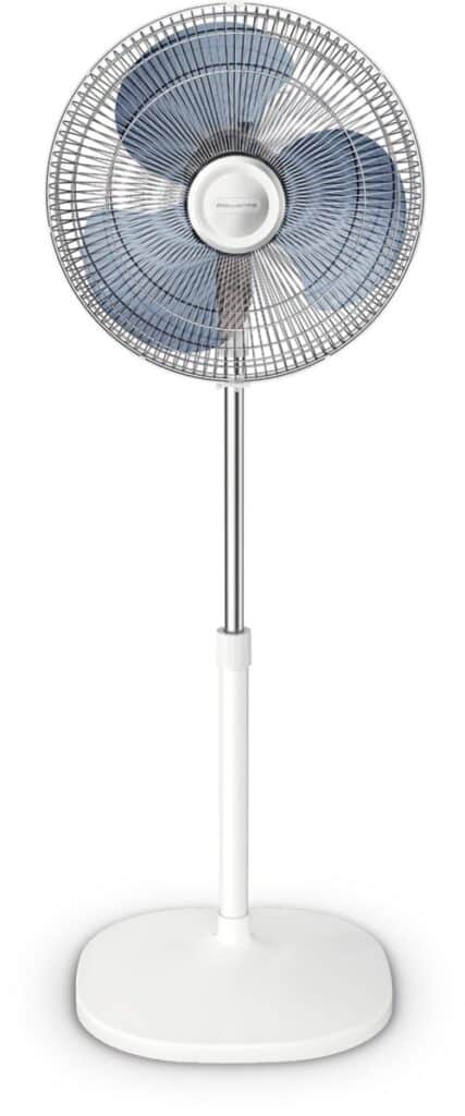 Staande ventilator met metalen rooster en blauwe bladen.