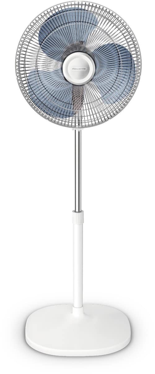 Staande ventilator met metalen rooster en blauwe bladen.