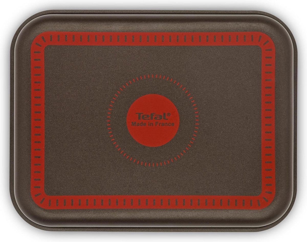 Tefal bakplaat met antiaanbaklaag en rode markeringen.