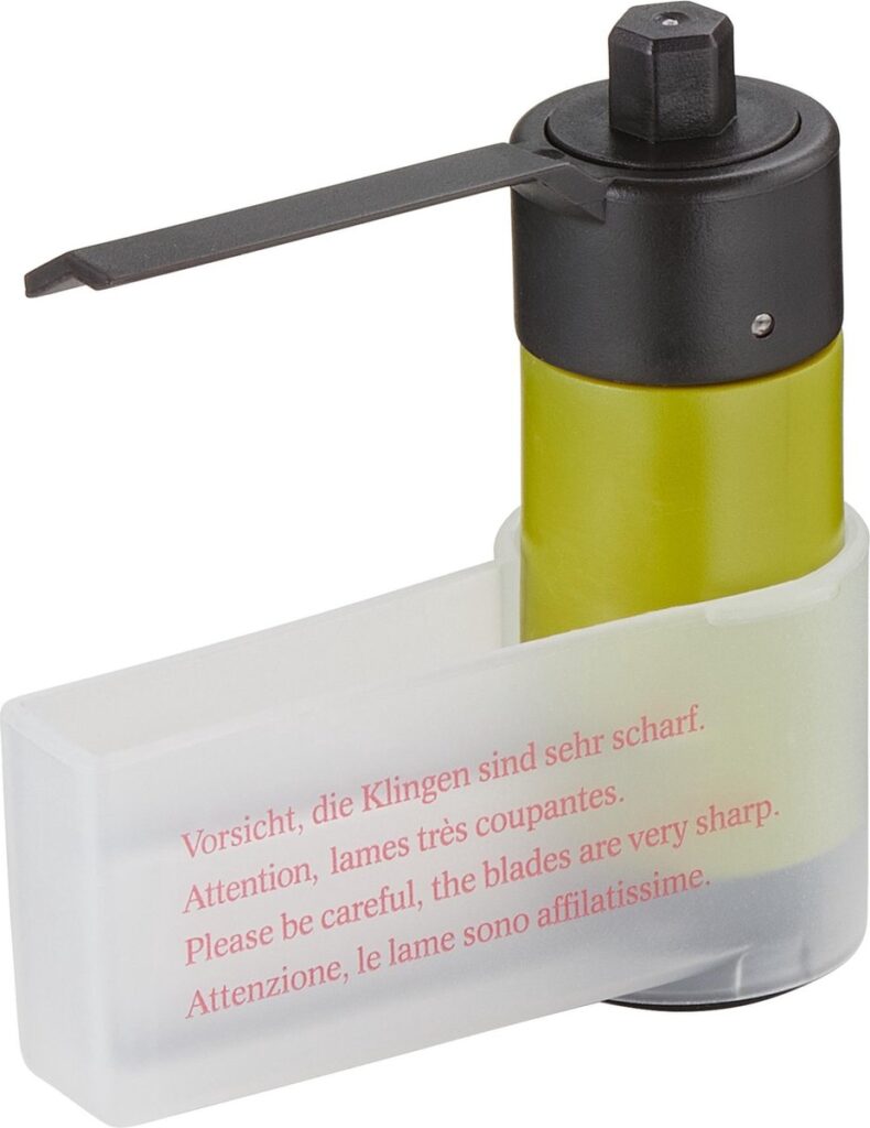 Groene bladeressnijder met veiligheidswaarschuwing in meerdere talen.