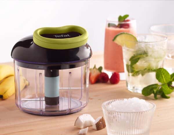 Tefal hakmolen met smoothies en cocktails op tafel.