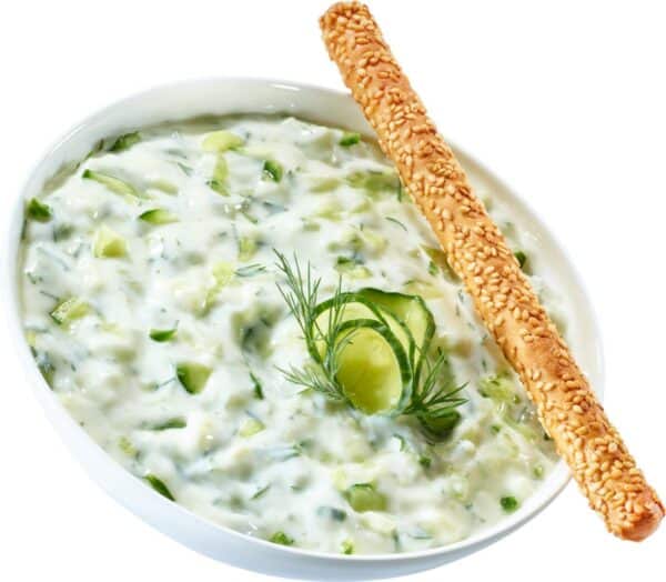 Tzatziki met komkommer en sesamstengel