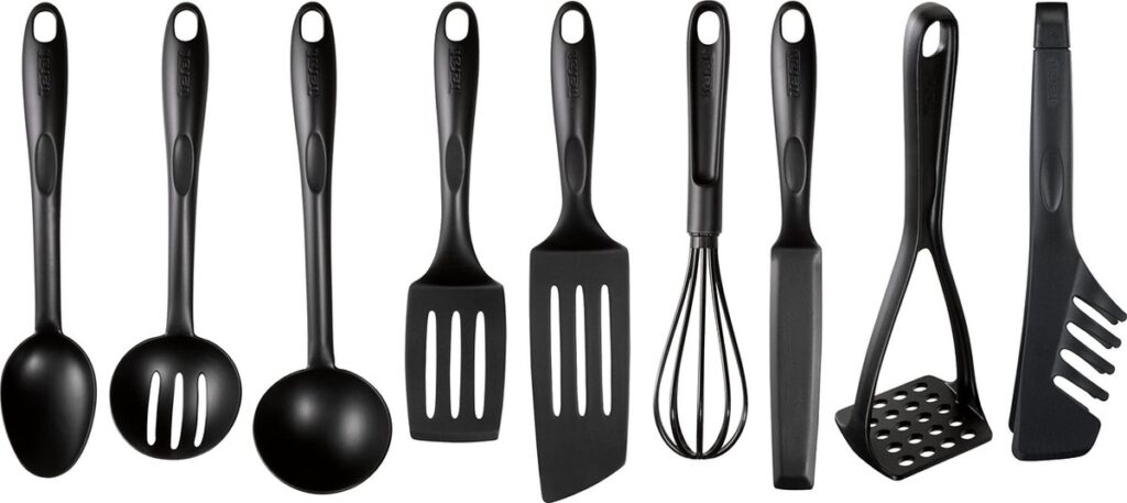 Acht zwarte keukengerei op een witte achtergrond.