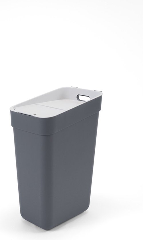 Grijze prullenbak met witte deksel op witte achtergrond.