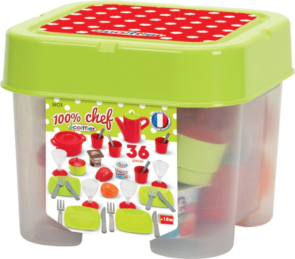 Speelkeuken set in groene opbergdoos met rode accessoires.