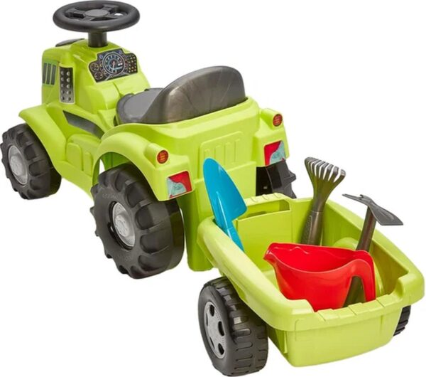 Groene speelgoedtractor met gereedschap in aanhanger.