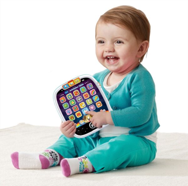 Baby speelt met educatieve tablet speelgoed.