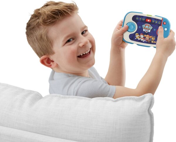 Jongen speelt met interactieve Paw Patrol game.