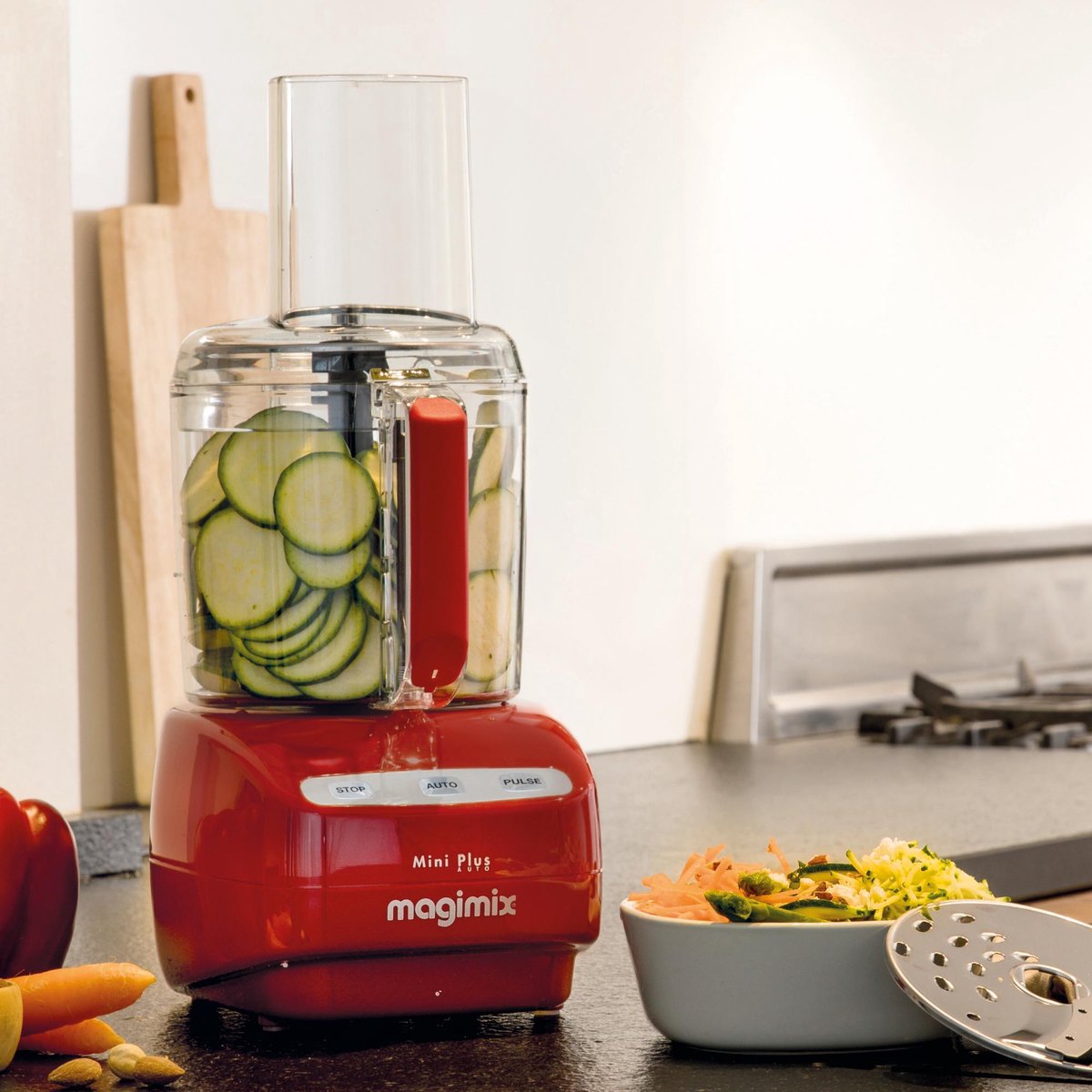 Rode keukenmachine met gesneden courgette