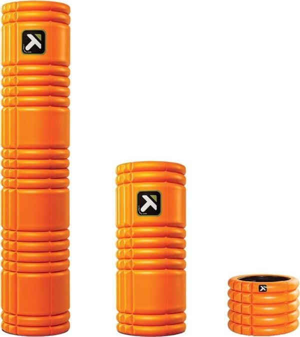 Drie oranje foamrollers van verschillende hoogtes.