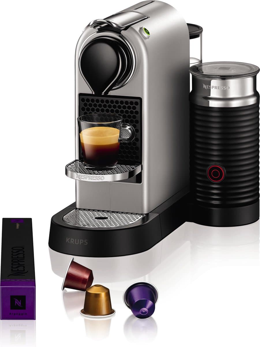 Nespresso-apparaat met capsules en melkopschuimer