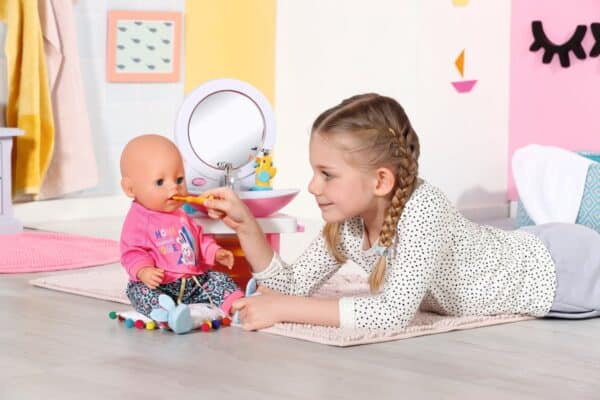 Kind speelt met pop in kleurrijke kamer.