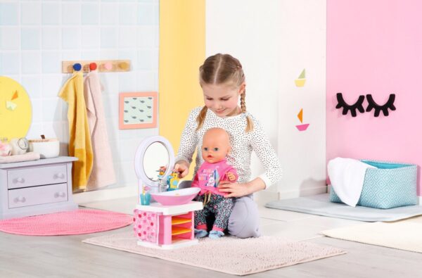 Kind verzorgt pop in speelbadkamer