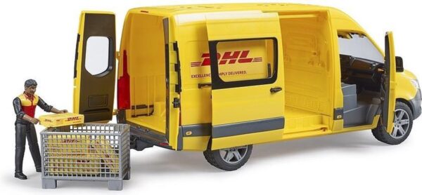 Speelgoed DHL-busje met pop en pakketjes.