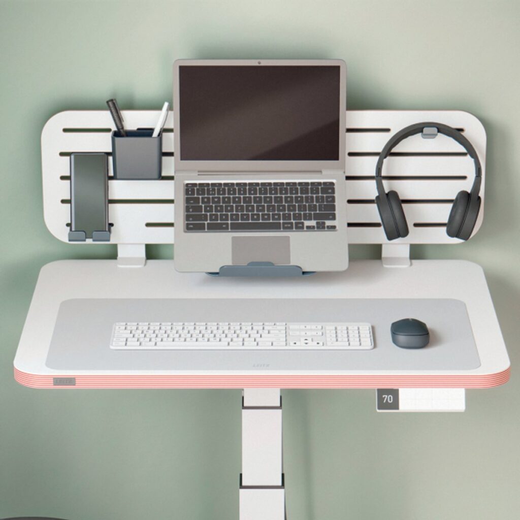 Minimalistisch verstelbaar bureau met laptop en accessoires