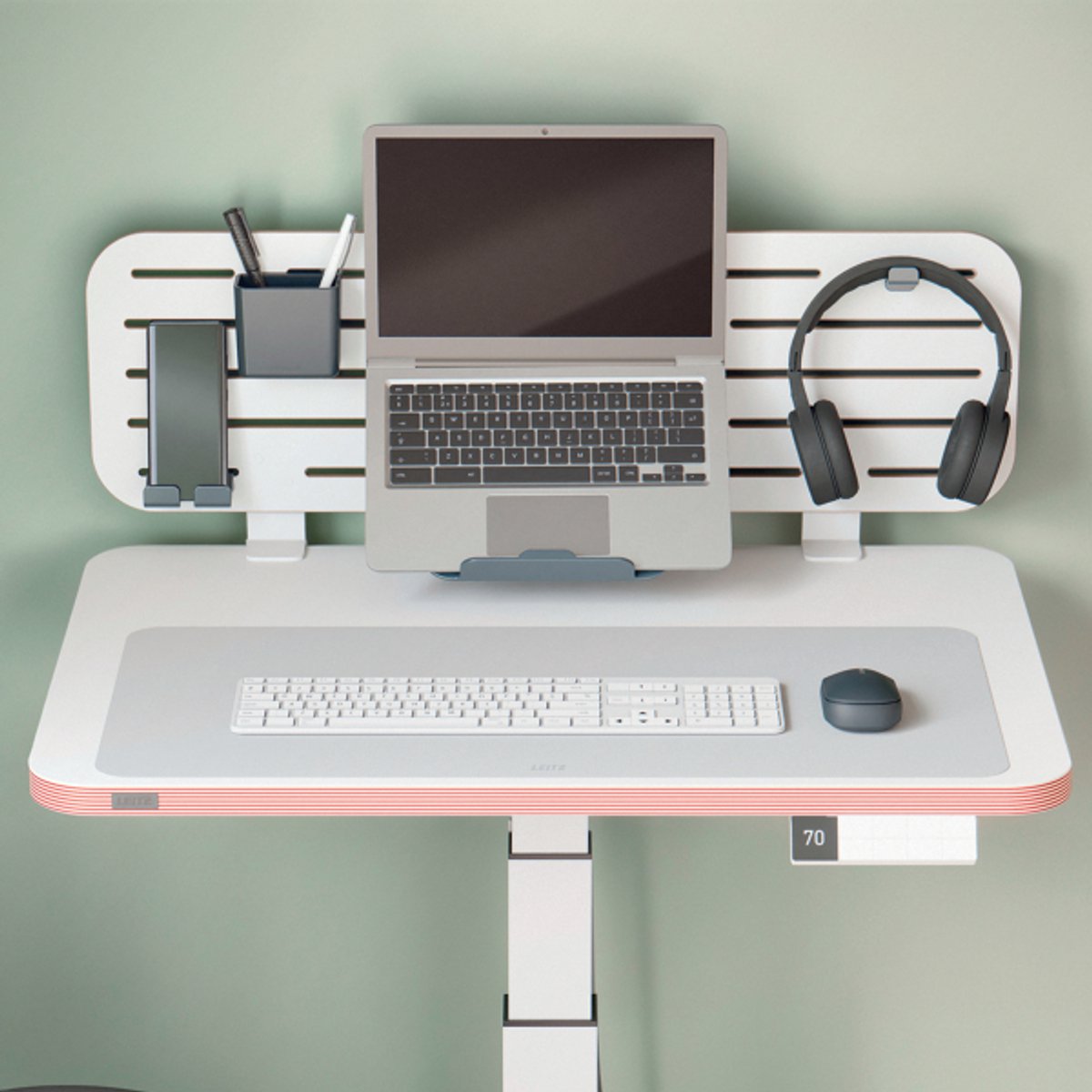 Minimalistisch verstelbaar bureau met laptop en accessoires