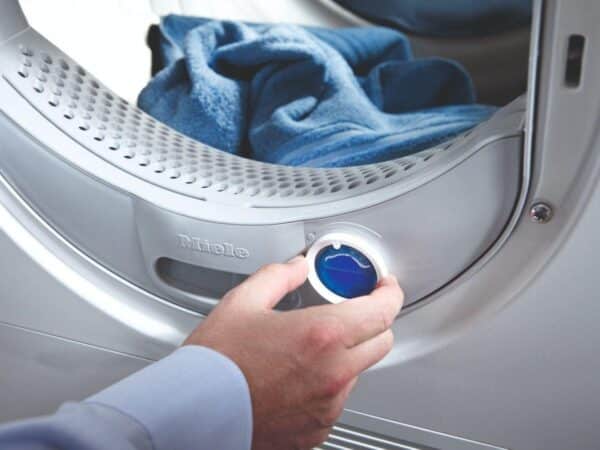 Hand bedient wasmachine met blauw kledingstuk