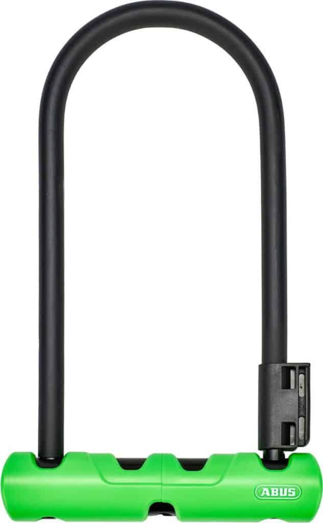 Groen U-vormig fietsslot met zwarte beugel.